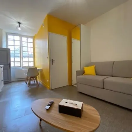 Apartment Ecole 101 *