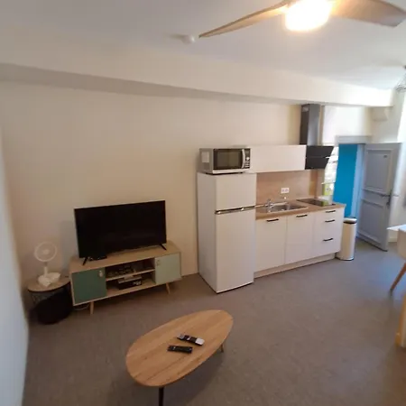 Ecole 101 Apartment *